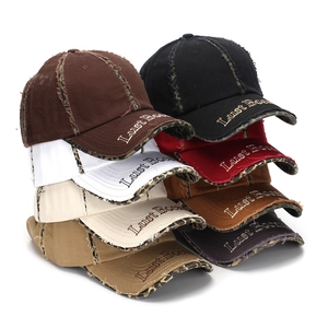 Casquettes de baseball vintage avec bord léopard et broderie lettrée détaillée