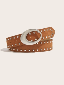 Détail d'une ceinture en daim marron avec rivets argentés et boucle ovale pour femmes