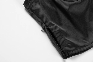 Détail de la fermeture éclair invisible sur un haut en satin noir brillant pour femme