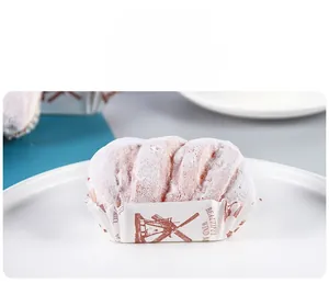 Realistischer künstlicher Cupcake mit Puderzucker auf weißem Teller für Bäckereien