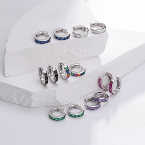 Créoles en argent sterling 925 avec zircons multicolores présentées de façon artistique