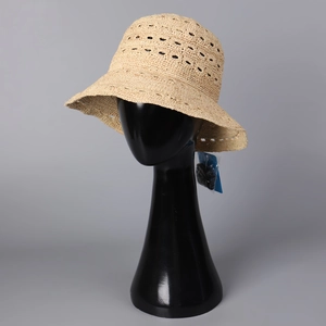 Détail du chapeau de soleil en raphia tressé main avec motif ajouré et cordon amovible