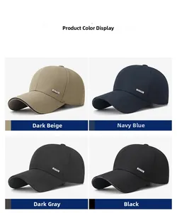 Vista dettagliata a griglia di cappellini in cotone nei colori beige, blu e grigio