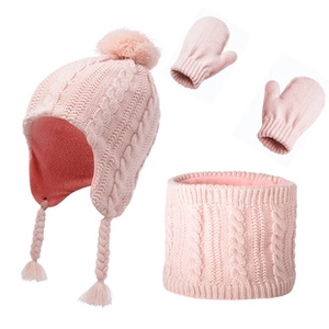 Dettaglio set cappello in maglia rosa con paraorecchie e fodera in pile per bambini