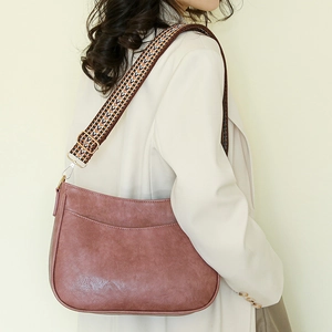 Dettaglio borsa tote vintage rosa antico con tracolla larga a motivi geometrici colorati