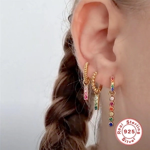 Nahaufnahme von 925 Sterling Silber Creolen mit bunten Zirkon Regenbogen Anhängern