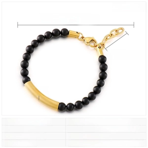 Détail du bracelet en onyx noir 6mm avec barre courbée en acier doré et cristal scintillant