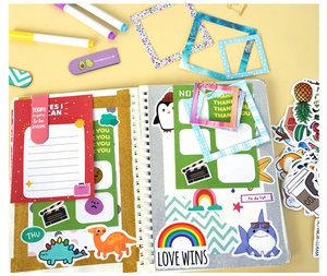 Vista plana del kit de scrapbooking DIY con pegatinas, rotuladores y diario infantil