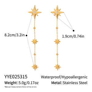 Vue détaillée des boucles d'oreilles étoile en acier avec dimensions et poids précis