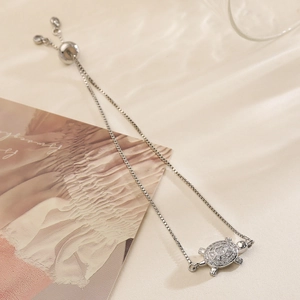 Bracciale con ciondolo a tartaruga in argento con zirconi e catena regolabile