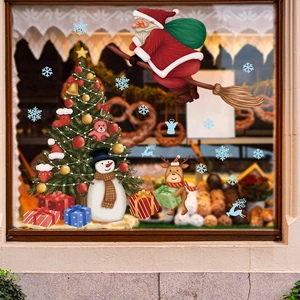 Weihnachtsfensteraufkleber mit Weihnachtsmann, Baum und Rentier an einer Bäckerei