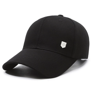 Berretto da baseball in cotone nero con logo a scudo argentato e cuciture di precisione