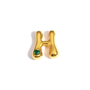 Pendentif en forme de lettre H dorée avec détail de pierre précieuse cœur vert émeraude