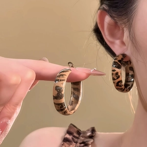 Boucles d'oreilles créoles vintage motif léopard en résine marron pour femmes