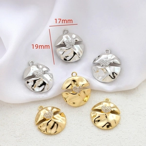 Nahaufnahme von 14k vergoldeten Herz-Anhängern mit Zirkonia für DIY-Schmuck