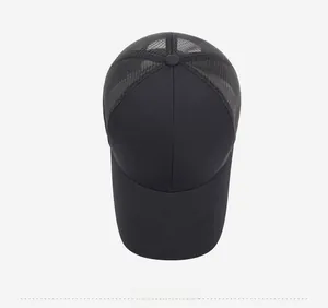 Vue de dessus de casquette en maille noire montrant la texture et le logo argenté