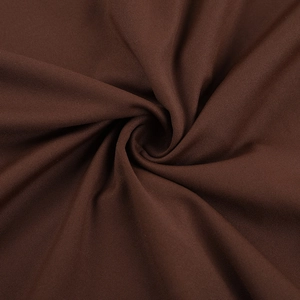 Vue détaillée de la maille marron foncé avec texture douce et drapé en spirale