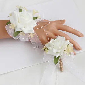 Ensemble boutonnière et corsage de poignet avec roses blanches artificielles