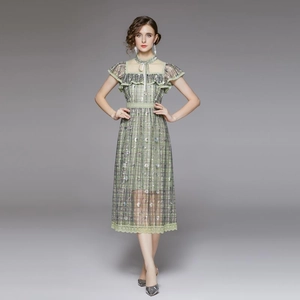 Abito elegante in tulle verde scuro con ricami e dettagli in pizzo midi