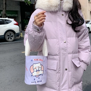 Dettaglio borsa a secchiello lilla in peluche con stampa orso e manici in pelliccia