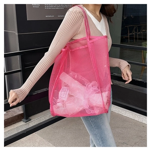 Dettaglio della grande borsa tote in rete rosa brillante per spiaggia e shopping