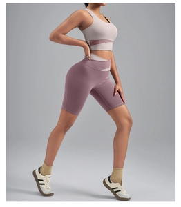 Détail du soutien-gorge de sport en patchwork extensible et du short de cyclisme