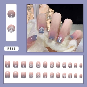 Roze en paarse gradiënt kunstnagels met zilveren glitters en witte bloemdetails