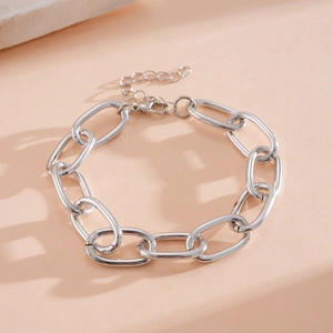 Detailopname van een stijlvolle zilverkleurige grove schakelarmband met grote ovale schakels.