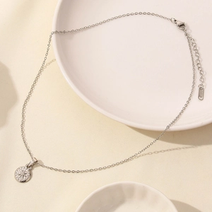 Dettaglio della collana in acciaio inox argento con ciondolo a stella e marchio S.STEEL