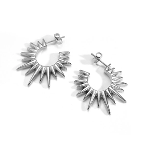 Boucles d'oreilles créoles soleil argentées avec design à pointes en métal poli chic