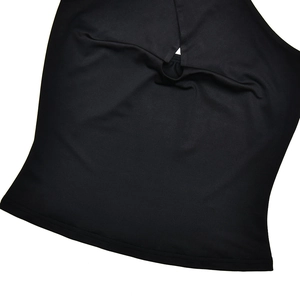 Détail du haut sans manches noir avec découpe en trou de serrure et texture de tissu doux