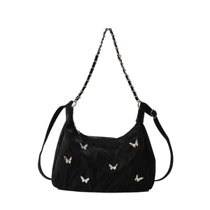 Sac hobo noir Y2K à grande capacité avec des accents de papillons métalliques argentés