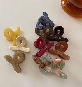 Dettaglio di mini mollette per capelli assortite con incisione France Handmade