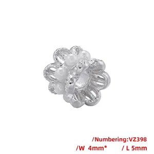 Détail macro de l'entretoise fleur argentée 4x5mm avec six petites perles blanches