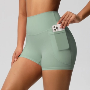 Détail d'un short de yoga taille haute avec une poche latérale pratique pour le téléphone