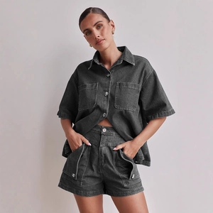 Damen Denim-Set in Anthrazit mit Kurzarmhemd und High-Waist-Shorts im modischen Retro-Stil