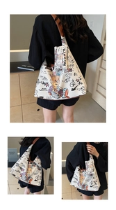 Détail du sac cabas en toile blanche avec imprimé lapin et sa petite pochette assortie
