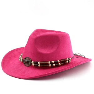 Détail du chapeau de cowboy en daim rose avec bandeau en perles double couche et boucle vintage