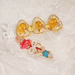 French vintage resin hair clip with dried flowers and pearl details on lace background