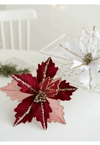 Macro di una stella di Natale in tessuto da 25 cm con glitter dorati e petali rossi