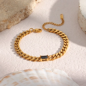 Dettaglio di un bracciale a catena cubana placcato oro 18K con zircone nero rettangolare