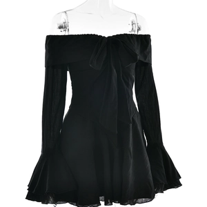 Détail d'une robe noire à épaules dénudées avec manches évasées et nœud décoratif sur le buste