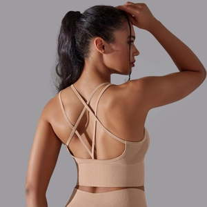 Détail des bretelles croisées au dos et texture côtelée sur le soutien-gorge de yoga