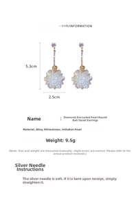 Dettaglio orecchini a fiori con perle e strass, dimensioni 5,3 cm x 2,5 cm e peso 9,5g