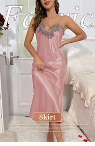 Détail de nuisette en satin rose avec bordure en dentelle grise élégante sur le décolleté