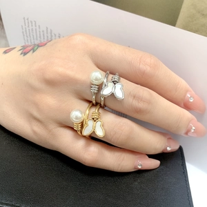 Adjustable titanium steel butterfly rings with pearls in gold and silver finish