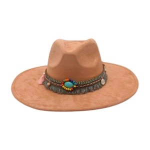 Primo piano del cappello di feltro boho con fascia di perline colorate, nappe e turchese