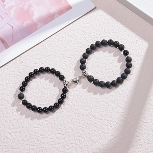 Détail des bracelets en pierre volcanique noire avec fermoir magnétique en forme de cœur