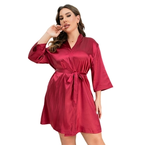 Plus Size Satin-Morgenmantel in Weinrot mit V-Ausschnitt und Taillengürtel für Damen