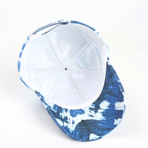 Détail de la casquette tie-dye montrant la doublure blanche et la visière surpiquée